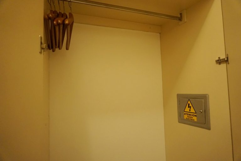 クローゼットはハンガーが4つで大きさも問題なく使えます。ハンガーの取り外しができません。