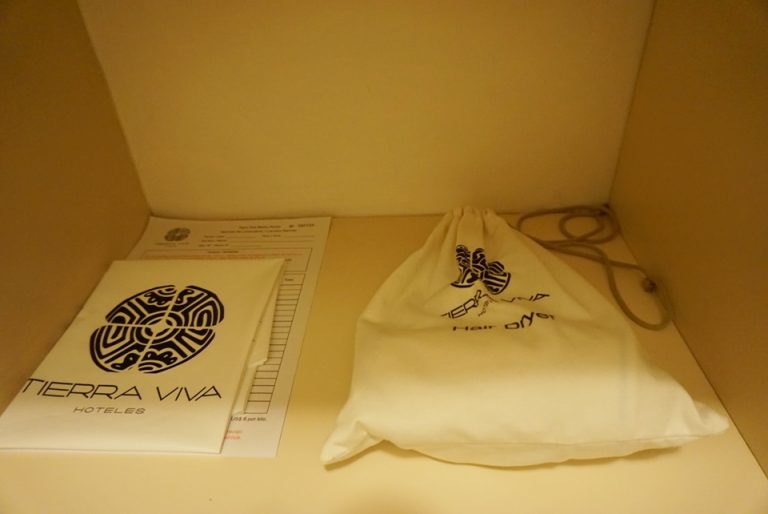 ドライヤー有。ランドリーサービスもあるようです。