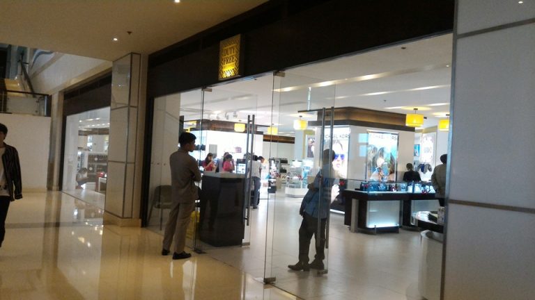 P_20180615_153007_免税店ショップ外観