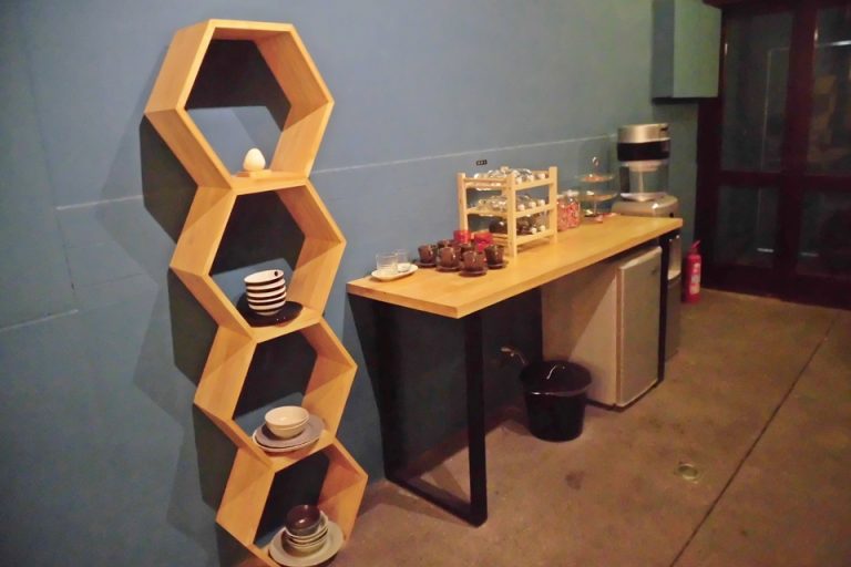 一階ロビーにあるお水、クッキー、紅茶、コーヒー、チョコレート。