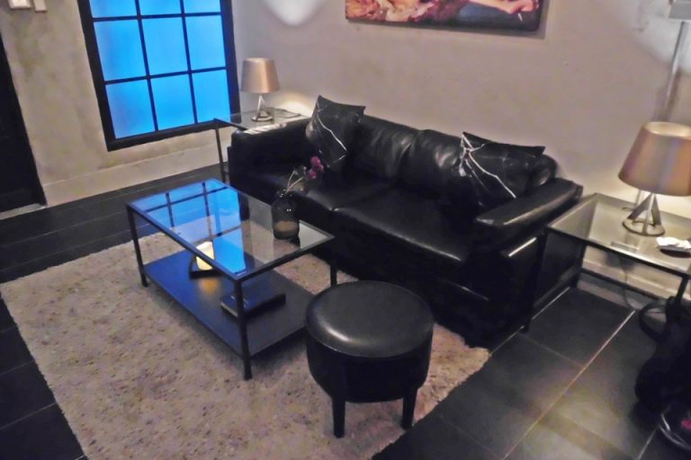 ロマンチックな青い光とソファー