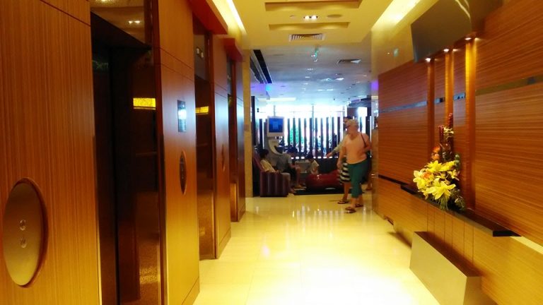 エレベーターホールフロント階