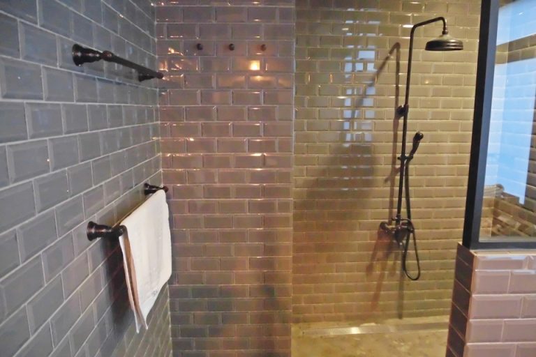 シャワールームが広いです