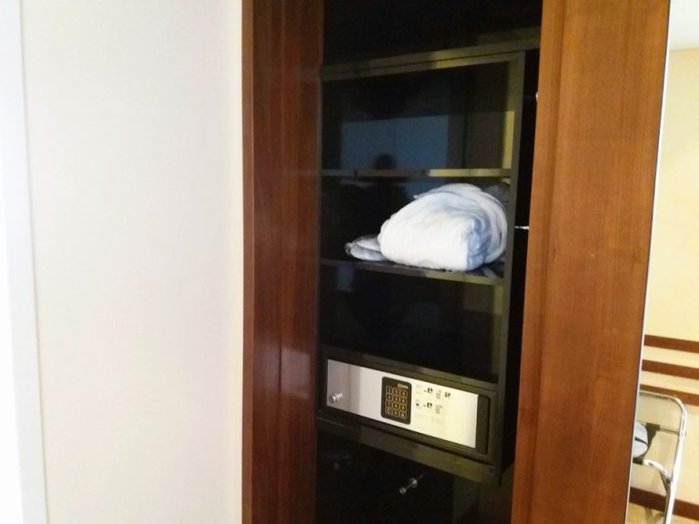 クローゼット内とセーフティボックス