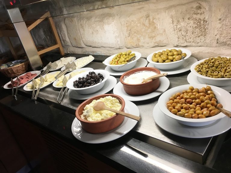 オリーブにチーズ