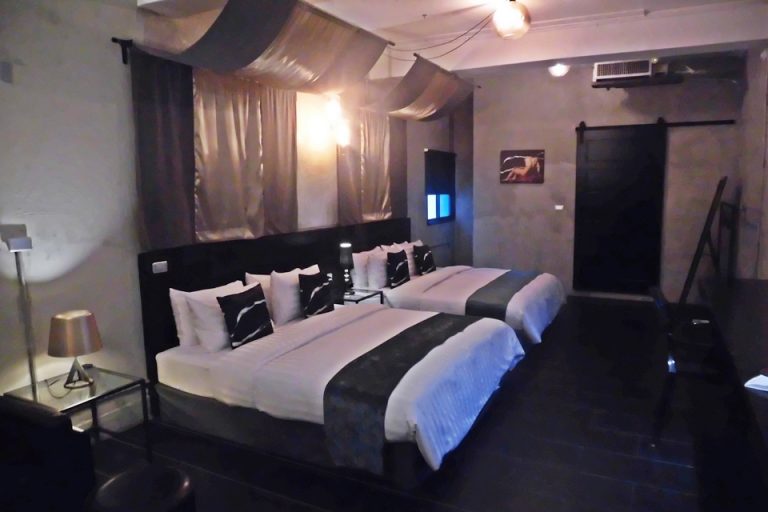 広いお部屋とキングベット