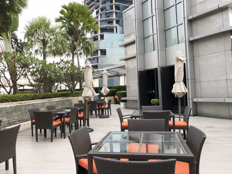 プールサイドのバースペース