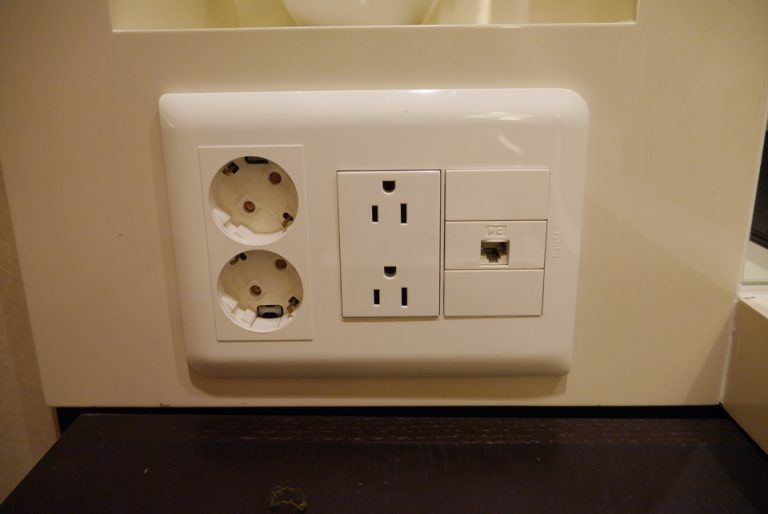 日本から持ってきた電化製品もそのまま(変圧器、プラグなしで)使う事ができ、便利です