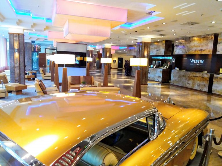 ロビーにおいてある車