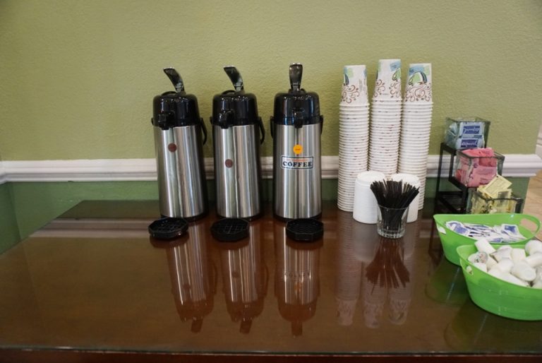 フロントにある無料のコーヒーとデカフェコーヒー