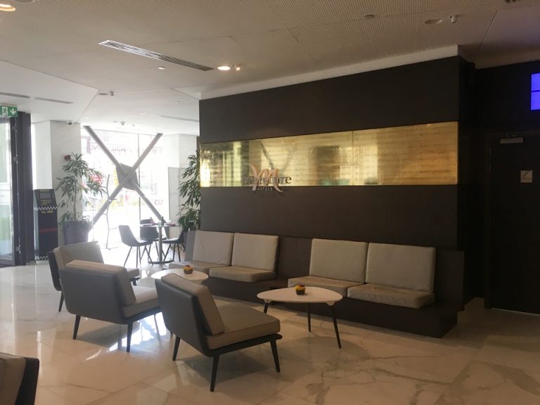 ロビー、窓が広くて明るい