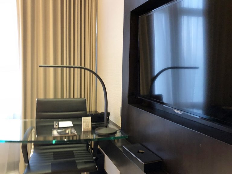 テレビとデスクと机