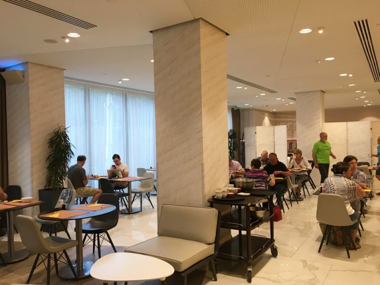 朝食ブッフェのテーブル席