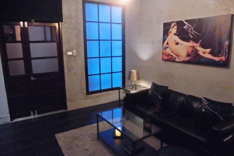 青い光がさす窓と絵画