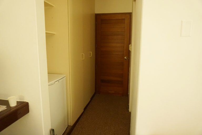 部屋のドア。入り口。