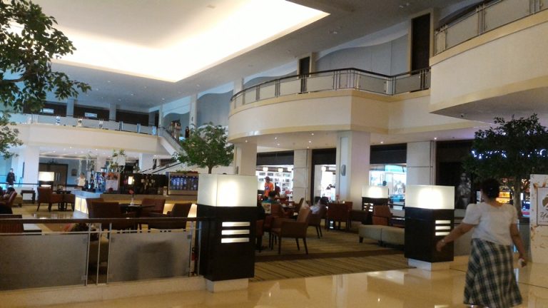 P_20180615_152217_エントランスにあるラウンジ