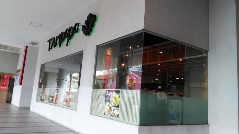 隣のショッピングモール、レストランが入っています