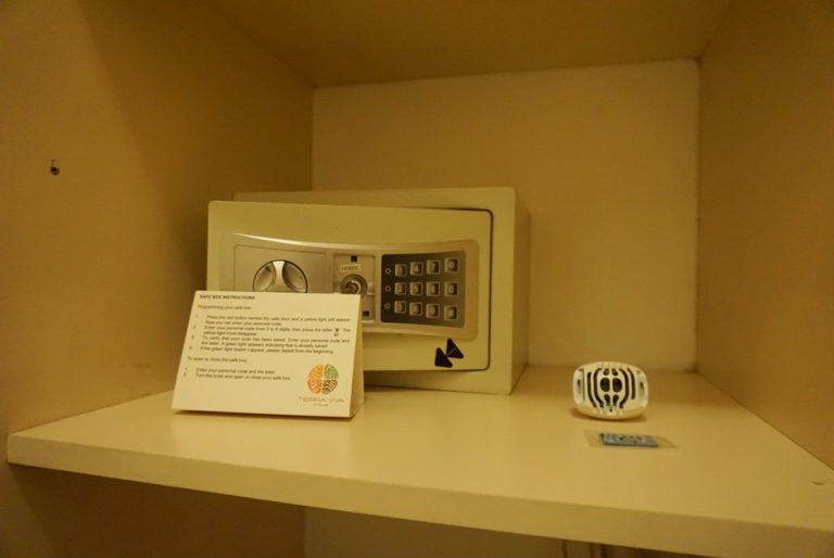 クローゼット内に小さなセーフティボックスがあります。