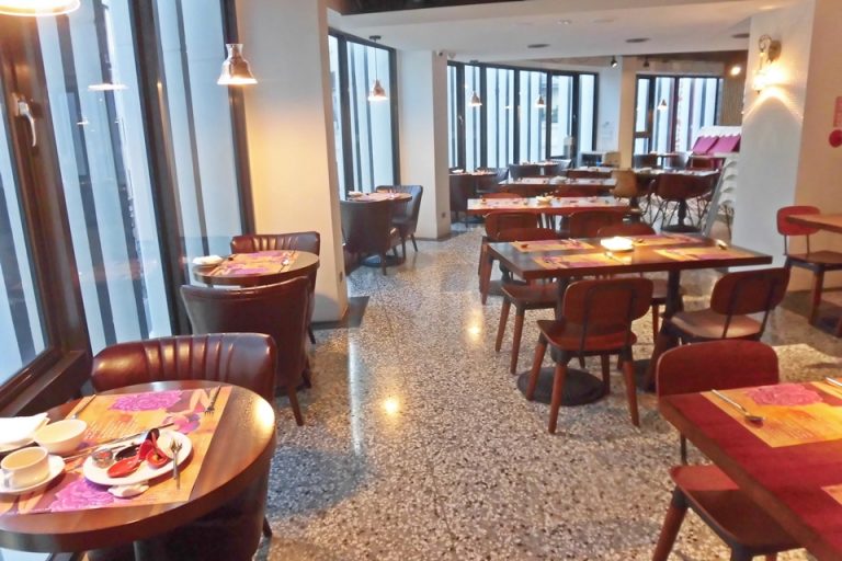 三階にある朝食専用のレストラン