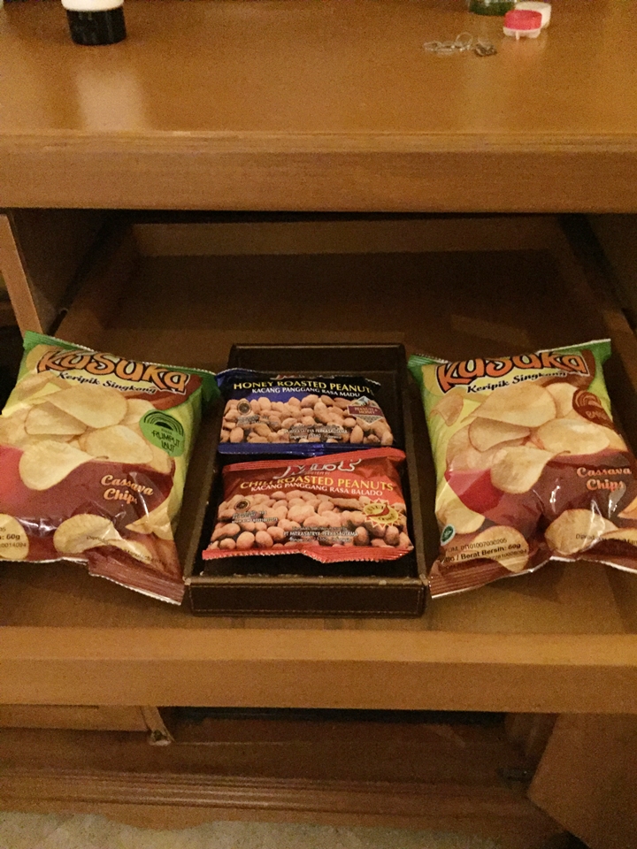 TVの下ボードの中_スナック