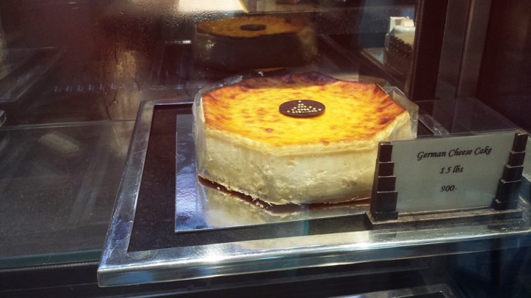 館内カフェのお薦めは濃厚なチーズケーキ
