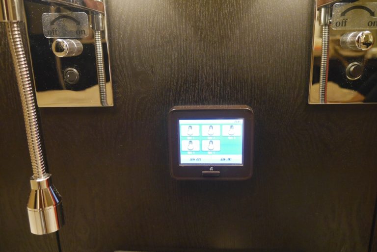 ベッド元にあるタッチパネルで、部屋の照明、冷暖房の温度設定がワンタッチで出来ます