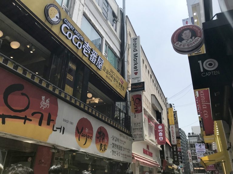 有名なチーズダッカルビのお店もホテルがある通りにあります