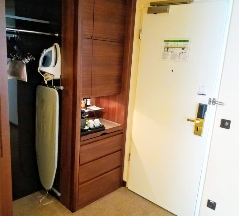 クローゼット内とアイロンセット