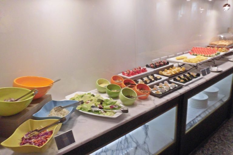 朝食(サラダとフルーツ)