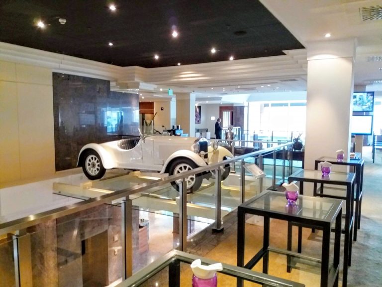 車のデコレーション ミーティングルーム ロビーエリア