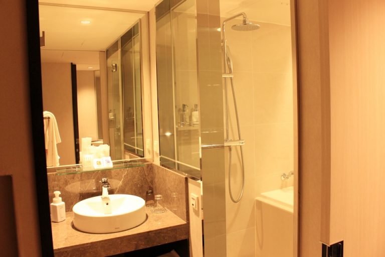 シャワーは固定タイプとハンディタイプの2種類あり、どちらも水圧は問題なかったです。バスタブの横に洗い場もあり、日本の家のようなお風呂場です