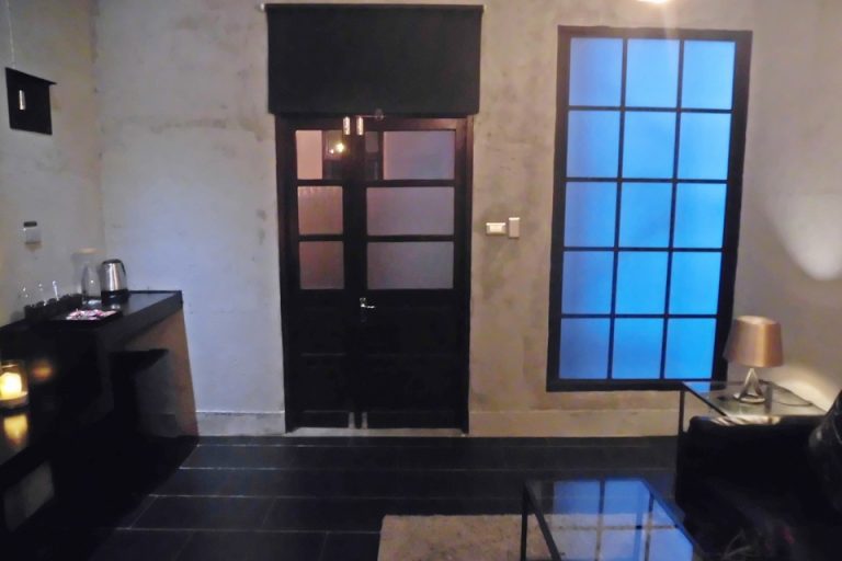 木製格子戸のお部屋の入り口