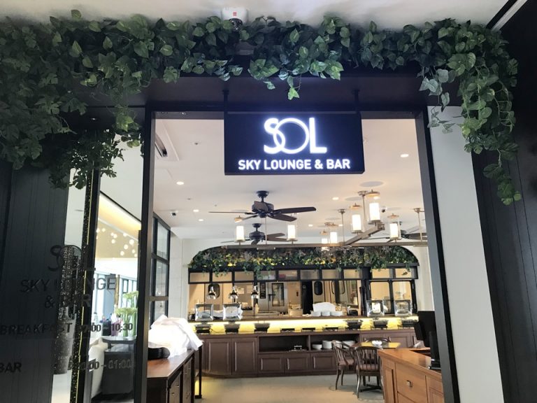 ロビーフロアにあるラウンジです。朝食、夜にはバーとして利用する事ができます。中も落ち着いた雰囲気でオシャレです。21階にあるので、外の景色も楽しみ事ができます