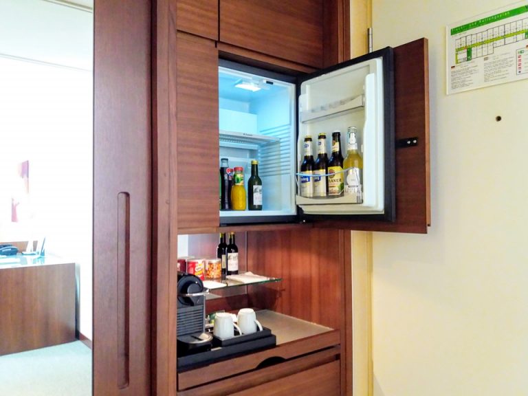 ミニバーとネスプレッソマシーン