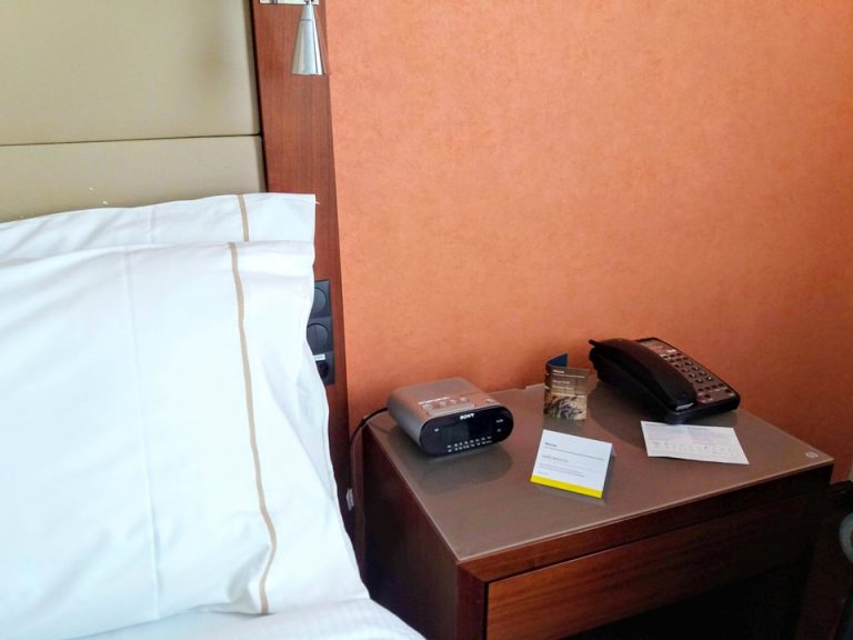 ベッドサイドの電話と目覚まし時計