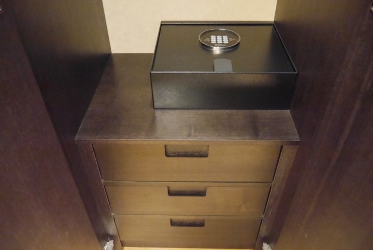 クローゼットの中で。タンスも大きく使い勝手が良いです。セーフティーボックスの横にも鞄を置くことが出来ます