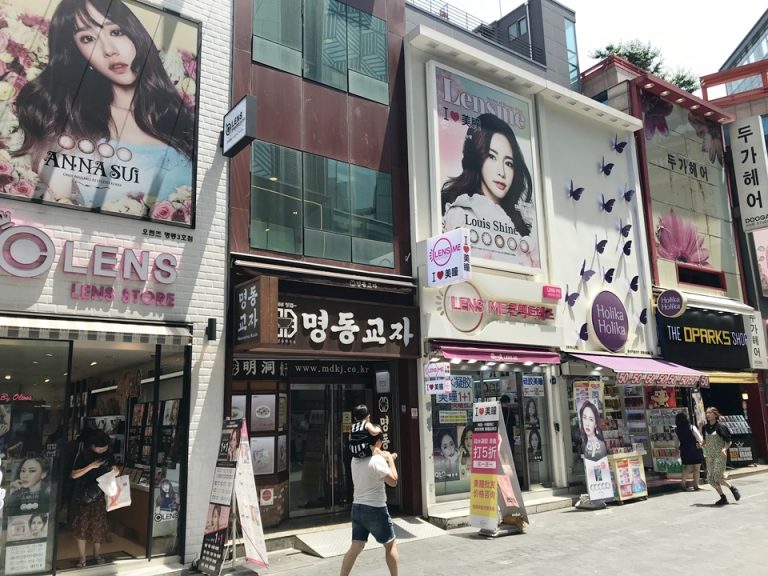 ホテルのエントランスを出ると、化粧品店が並んでいます