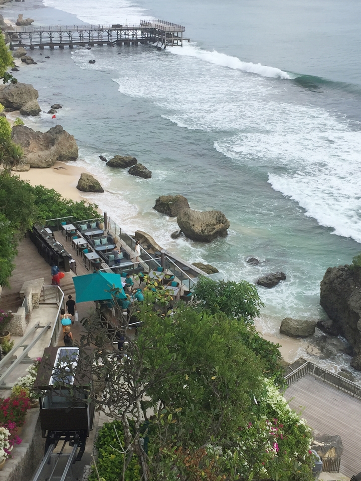 上からビーチを見る