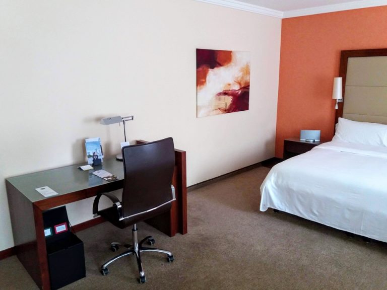 部屋 ベッドとデスクエリア