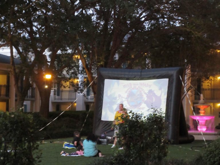 隣の棟では夜広場で映画上映