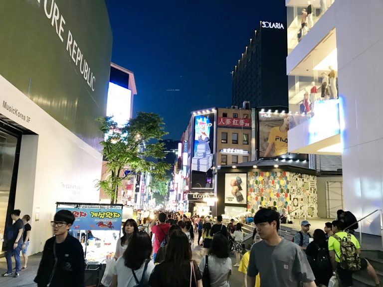 夜の明洞メインストリートの様子です。メインストリートからもホテルも見えます