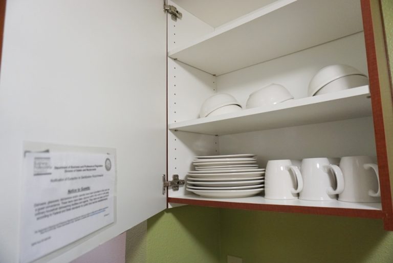 キッチン内には簡単なお皿やカトラリーも完備