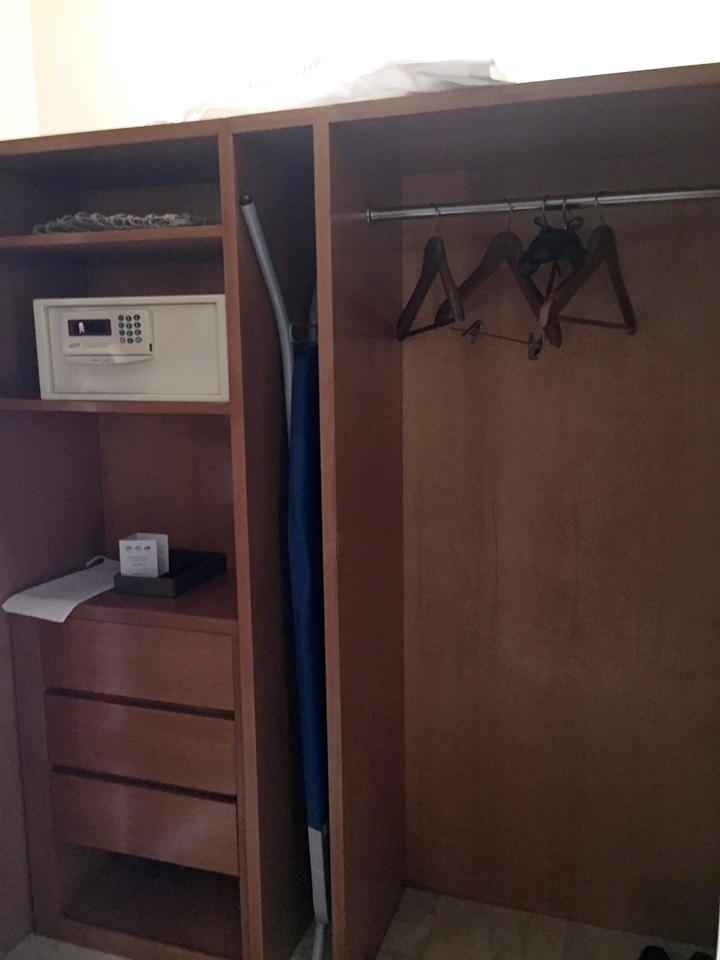 ツインルーム_クローゼット中