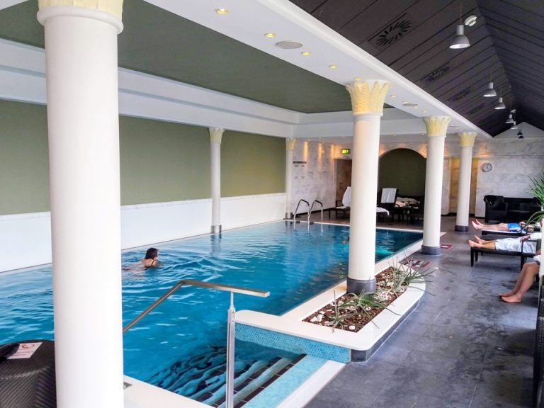 スイミングプール