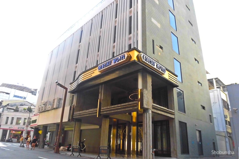 周囲にはホテルと同じくらいの高さの建物が建ち並んでいます。
