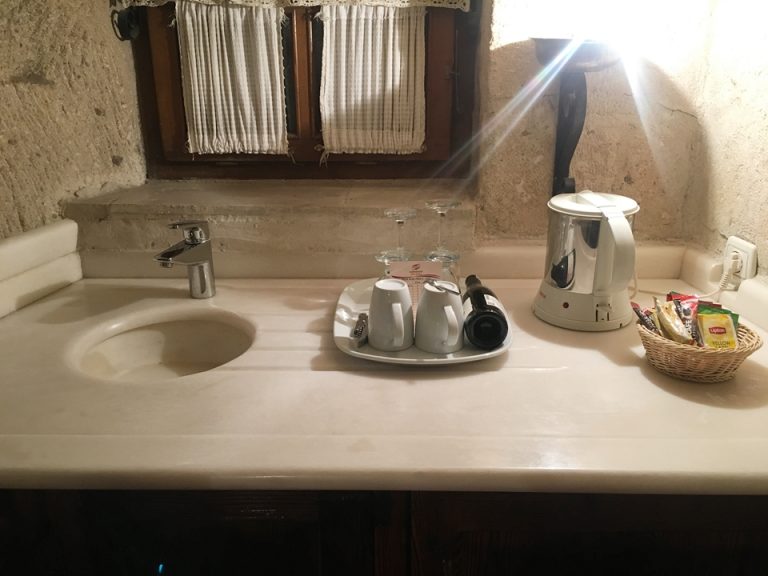 ポットと無料のティーパックなど(ワインは有料)