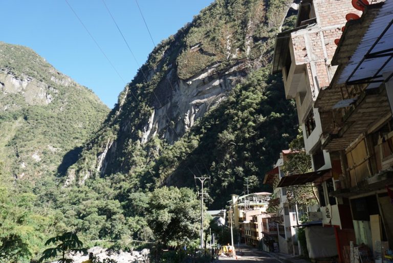 ホテルの周りは険しい山と綺麗な川に囲まれています