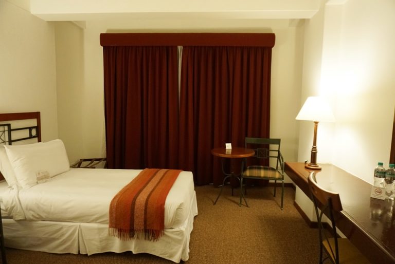 客室内。小さな机と、長机があります。