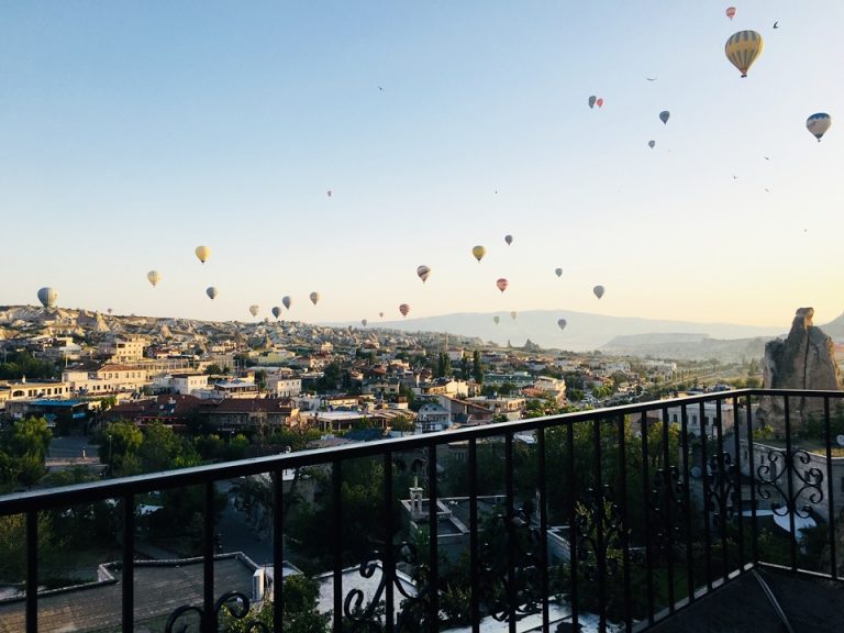 テラスから見た気球 (2)