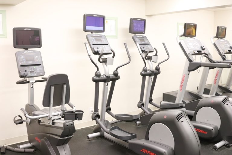 フィットネスルーム内のランニングマシンIMG_0202